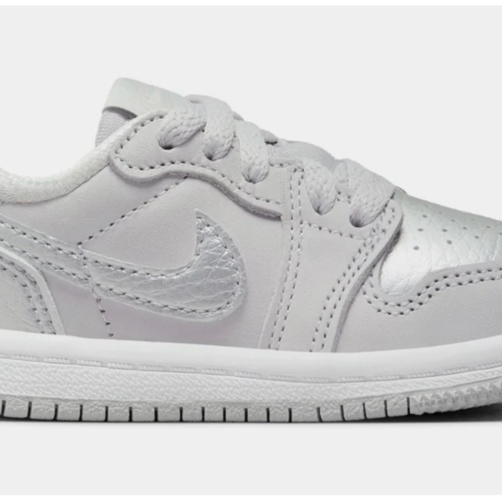 Nike Kids Light Gray Sneakers